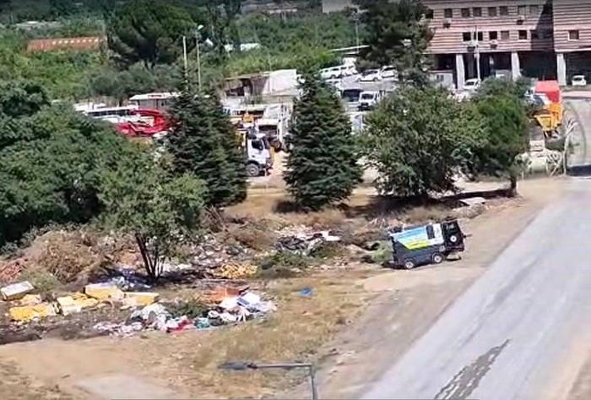 Kemalpaşa\'da belediye binası arkası çöplüğe döndü