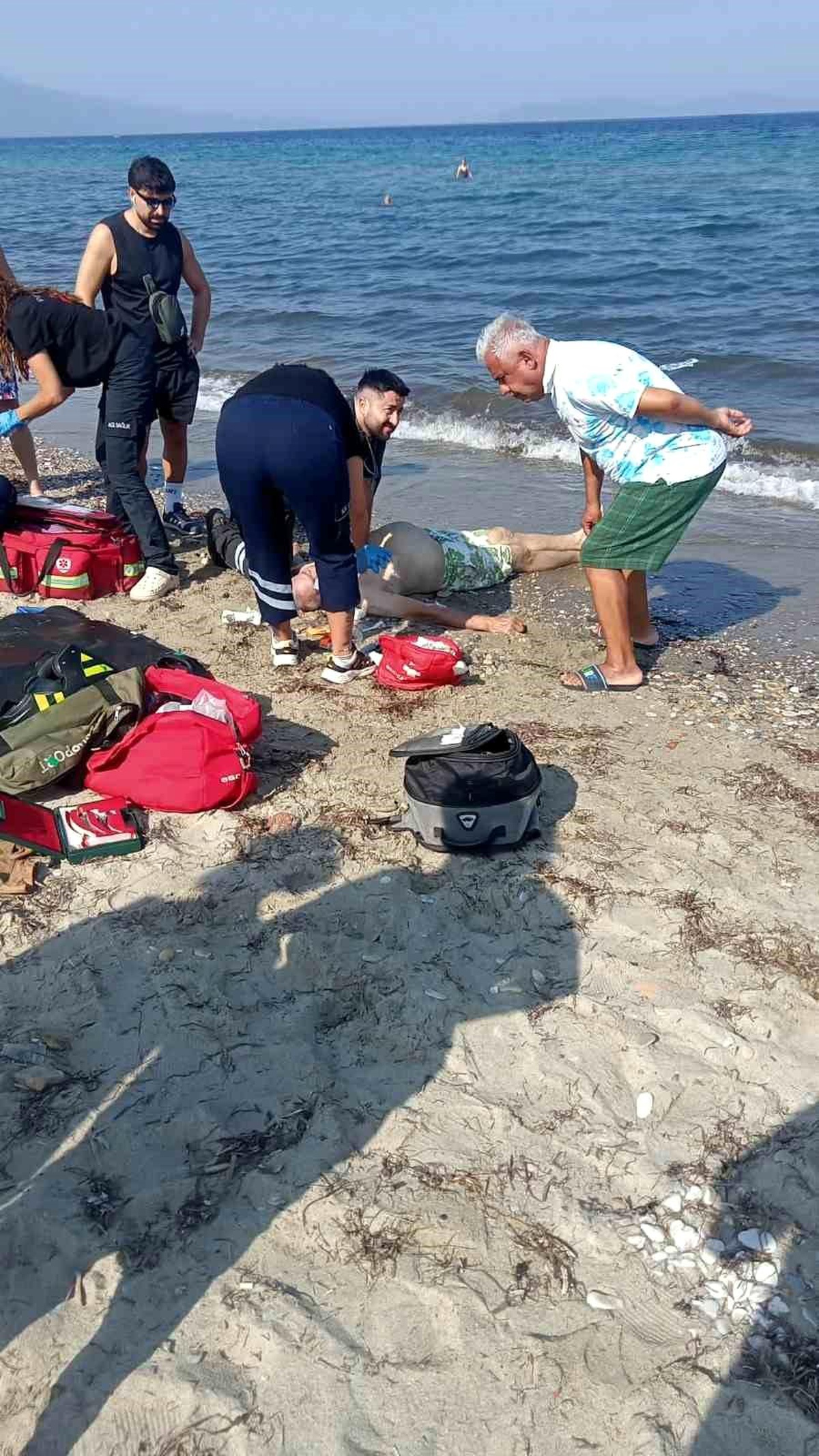 Kuşadası\'nda Boğulma Olayı: 79 Yaşındaki Adam Hayatını Kaybetti