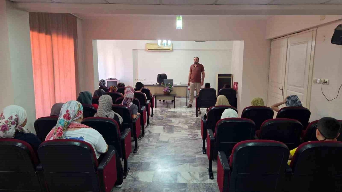 Kuyucak\'ta \'Akran Nezaketi\' Semineri