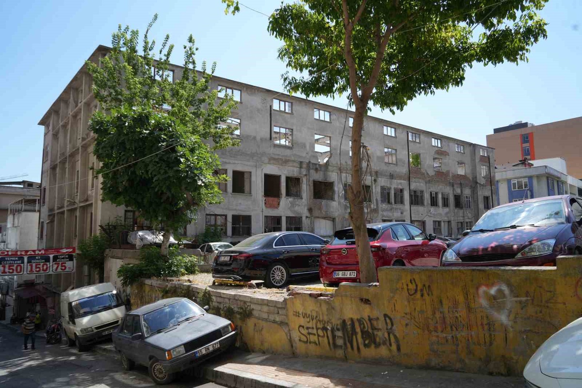 Mahkeme kararlarıyla ayakta kalan çarşı için çözüm çağrısı