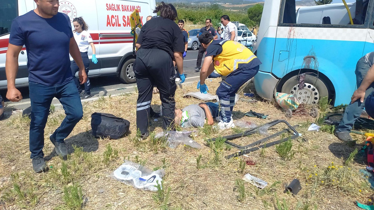 Manisa\'da Minibüs Kazası: Ölü ve Yaralılar Var