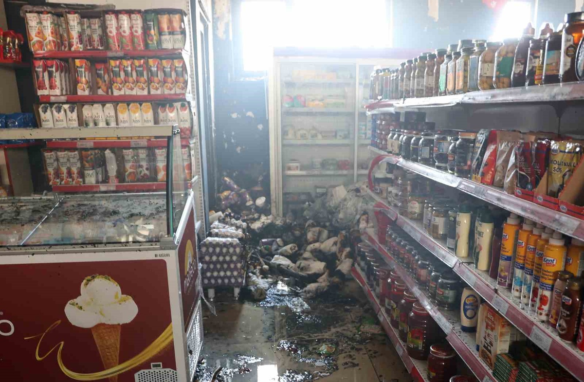 Nevşehir\'de Market Yangını Kontrol Altına Alındı