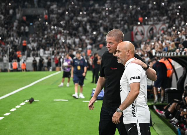 Midtjylland Teknik Direktörü Tullberg, Beşiktaş tribünlerini öve öve bitiremedi