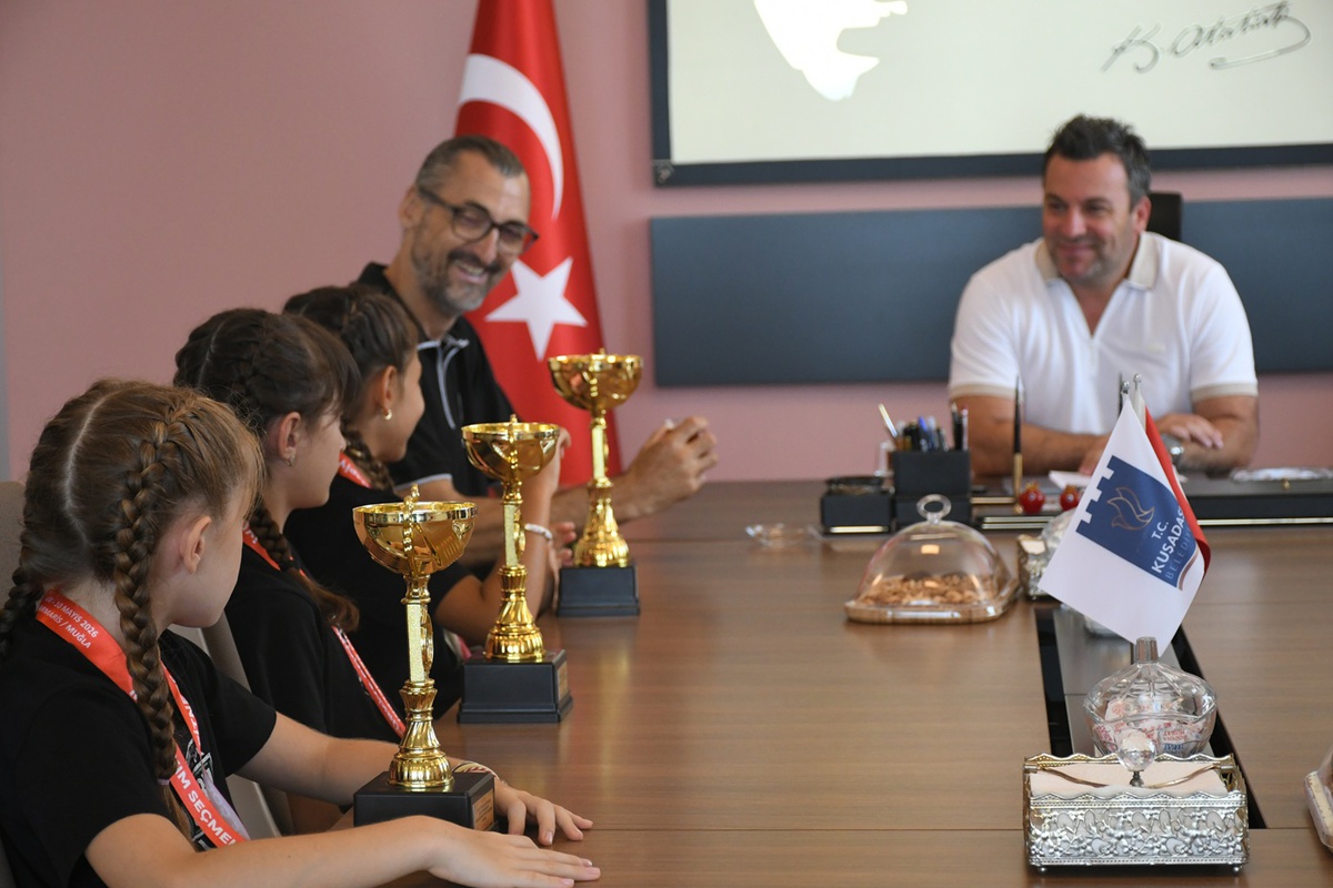 Kuşadası belediyesi\'nin minik sporcularından başkan vekili demirtaş\'a ziyaret