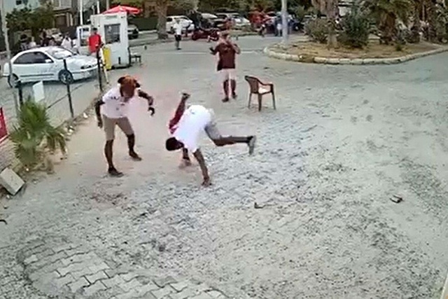 Sokakta çıkan tartışmada birbirini bıçakladılar; o anlar kamerada