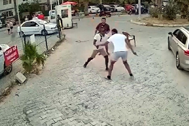 Sokakta çıkan tartışmada birbirini bıçakladılar; o anlar kamerada