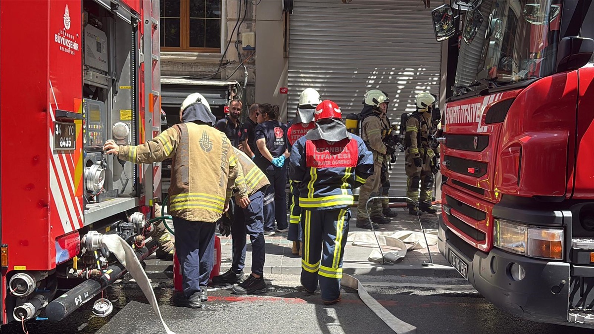 Şişli\'de Elektrik Kofrası Patladı, Yangın Çıktı