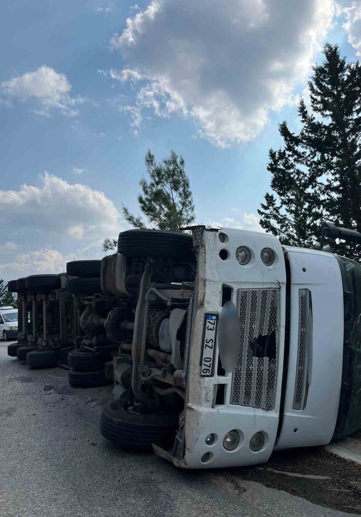 Osmaniye’de un yüklü tır devrildi: 1 yaralı