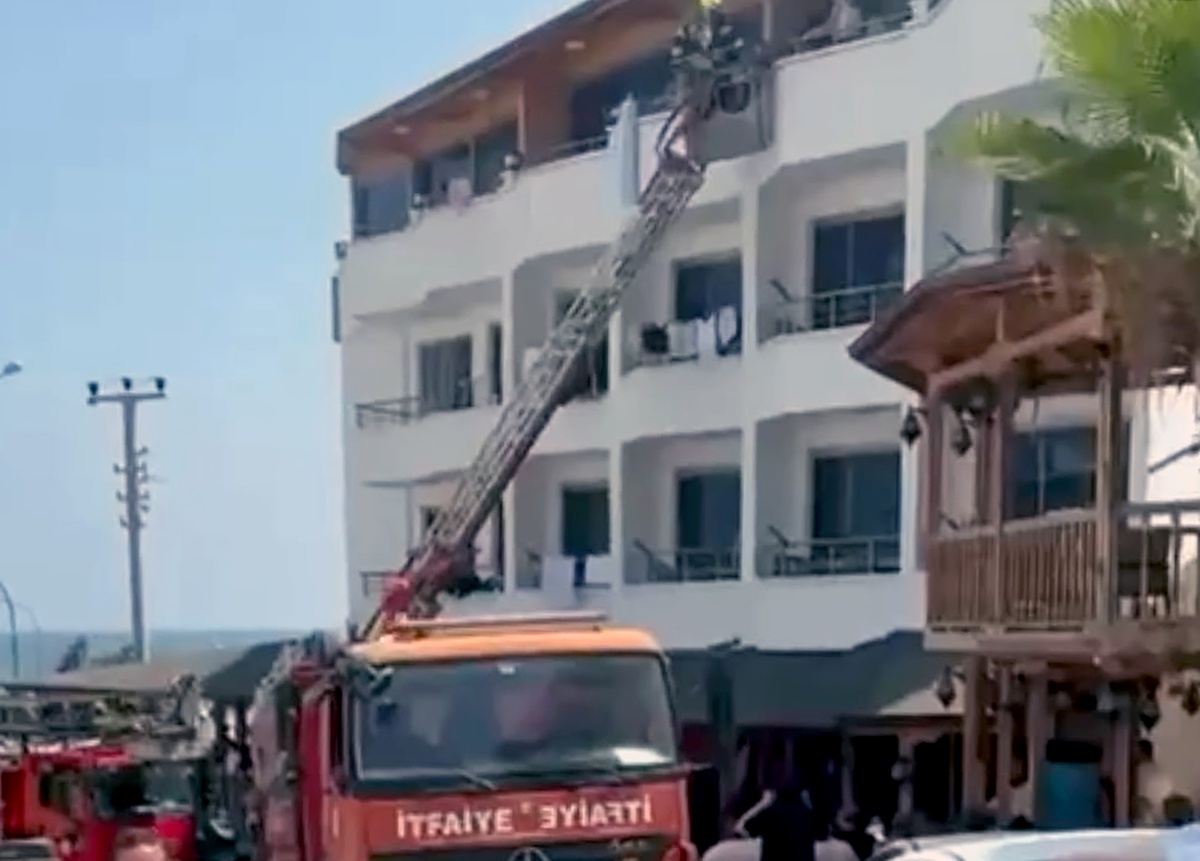 Mersin\'de Otelde Yangın: 9 Kişi Kurtarıldı