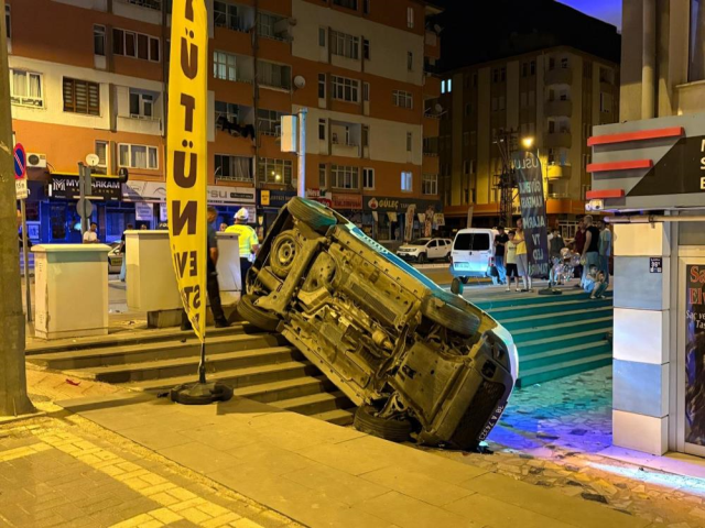 Otomobille çarpışan polis aracı yan yattı! 2'si bekçi 3 yaralı
