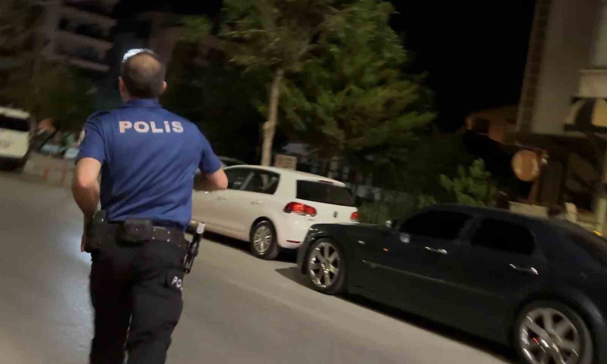 Alkollü sürücü lokanta duvarına çarptı, 12 kişi gözaltına alındı