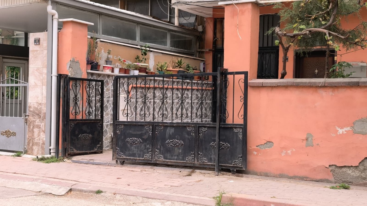 Kapı Altında Kalan 3 Yaşındaki Çocuk Ağır Yaralandı