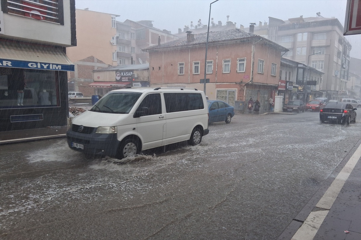 Havza\'da sağanak ve rüzgar hayatı olumsuz etkiledi