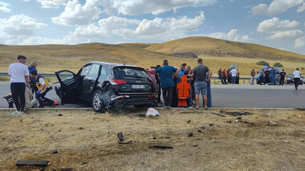 Sivas\'ta Trafik Kazası: 8 Yaralı, 1\'i Ağır
