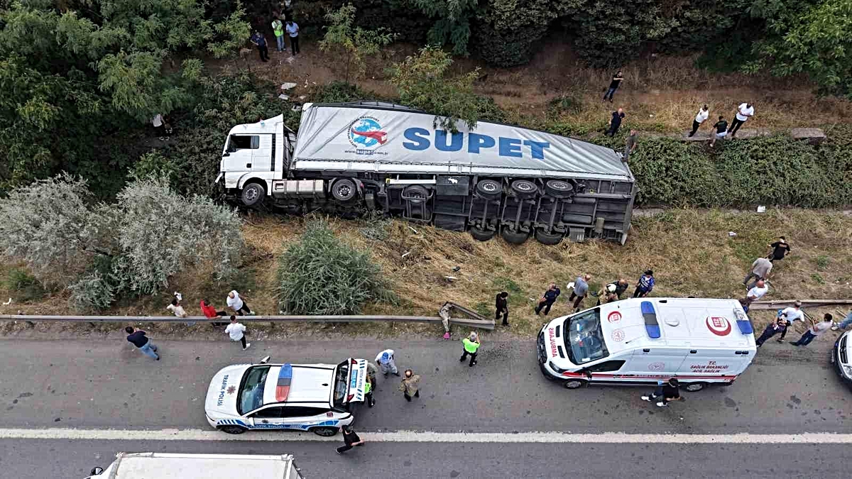 Sultanbeyli\'de Tır Kazası: Trafik Kilitlendi