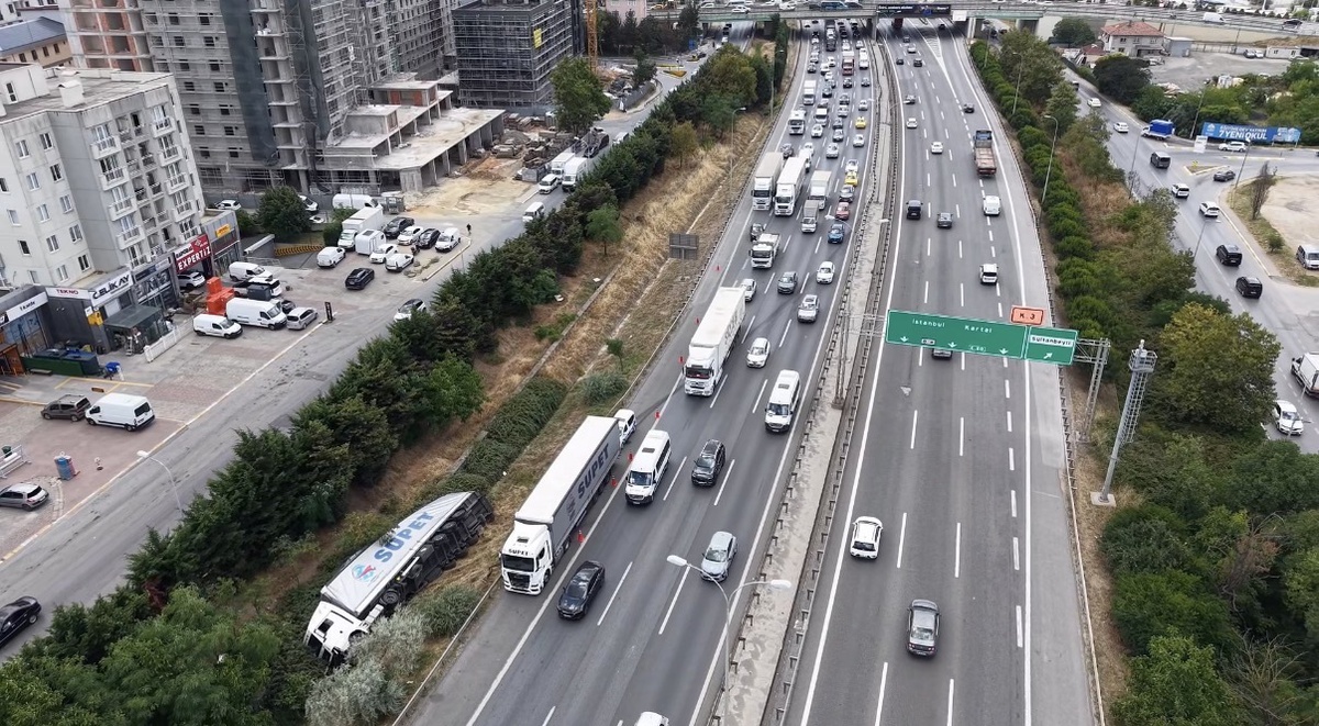 Sultanbeyli\'de TIR Devrildi, Trafik Hızla Yoğunlaştı