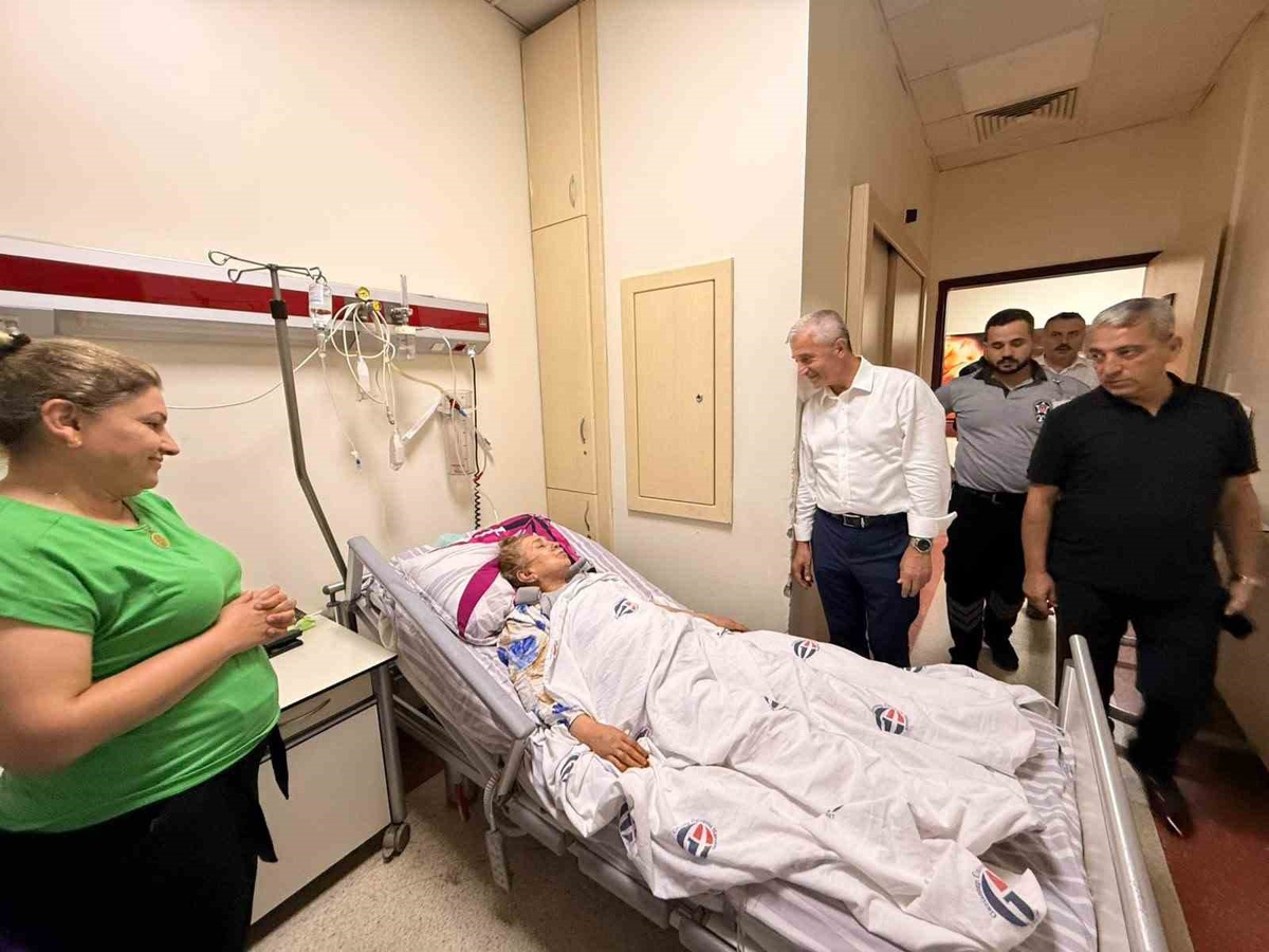 Tahmazoğlu’ndan hastalara moral, sağlık çalışanlarına destek ziyareti