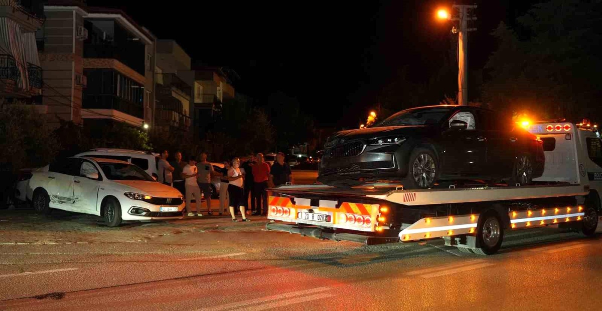 Denizli\'de Trafik Kazası: 5 Araç Hasar Gördü