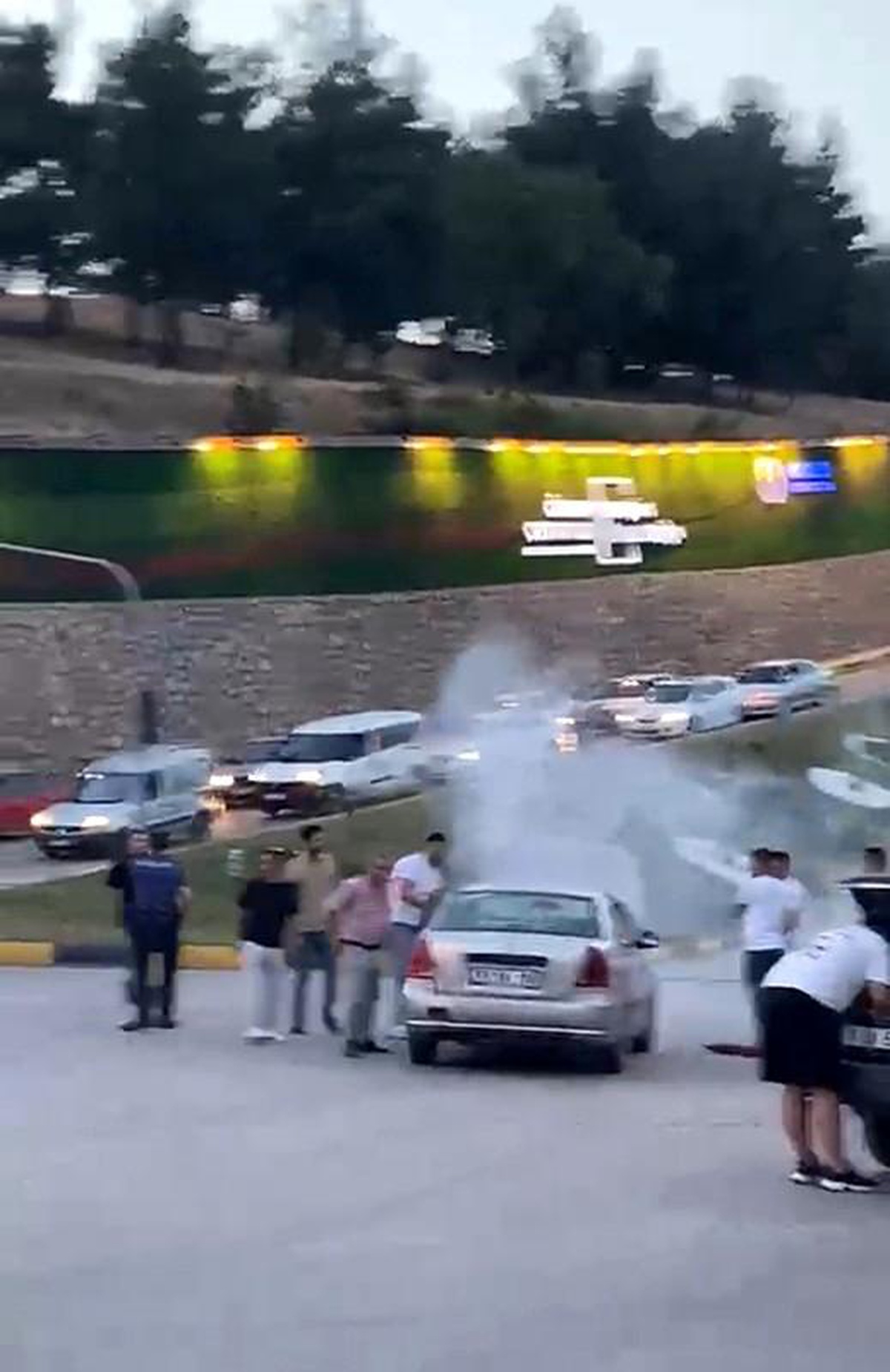 Trafik ışıklarında bekleyen otomobilden dumanlar yükseldi