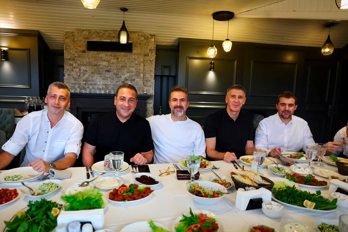 Üstündağ\'dan milli takıma moral yemeği