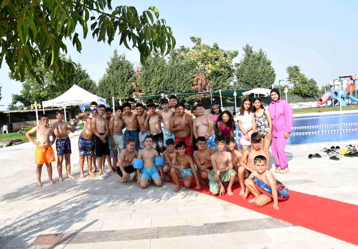 Yaz sıcağında çocuklara havuz sürprizi