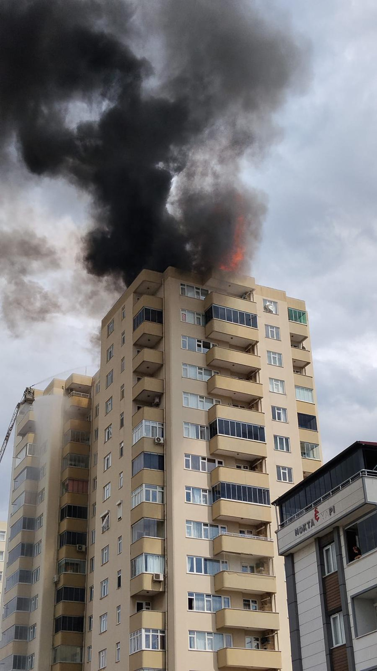 Gebze\'de 15 Katlı Binada Yangın