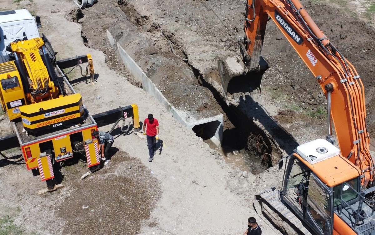 Ağrı’da Menfez Çalışmaları Devam Ediyor