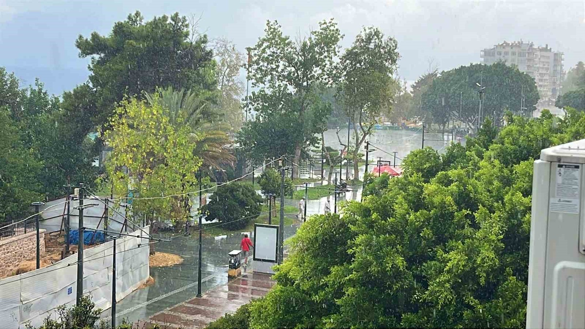 Antalya\'da Aniden Yağmur: Tatilciler Şaşkın