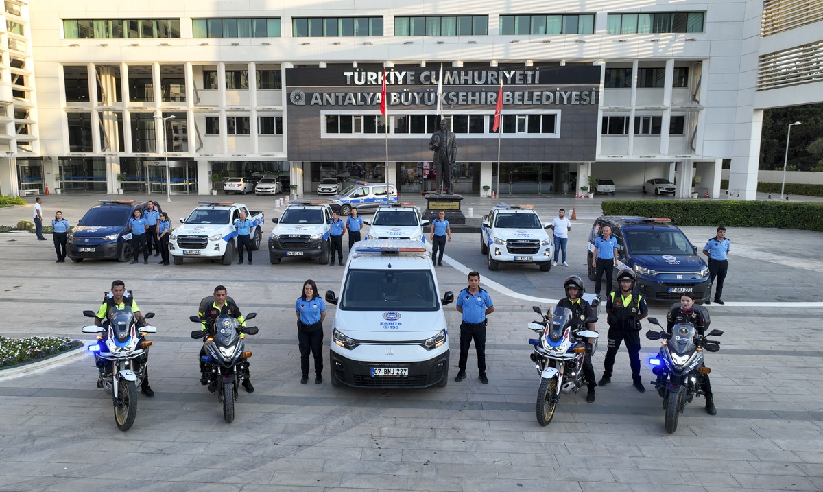 Antalya Zabıtası\'ndan kaldırım işgallerine sıkı denetim