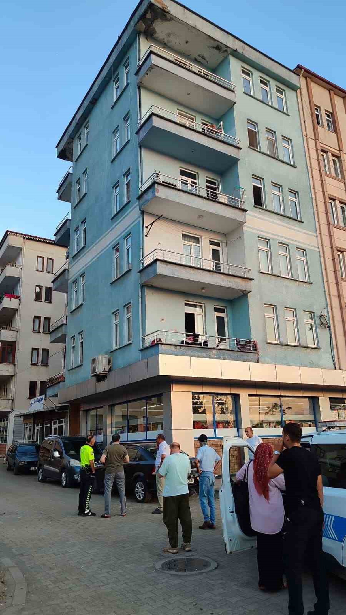 Eynesil\'de balkon betonu düştü: Otomobil hasar gördü