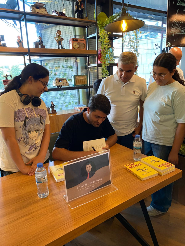 Behçet Darğın yeni kitabını Batman'da okurları için imzaladı