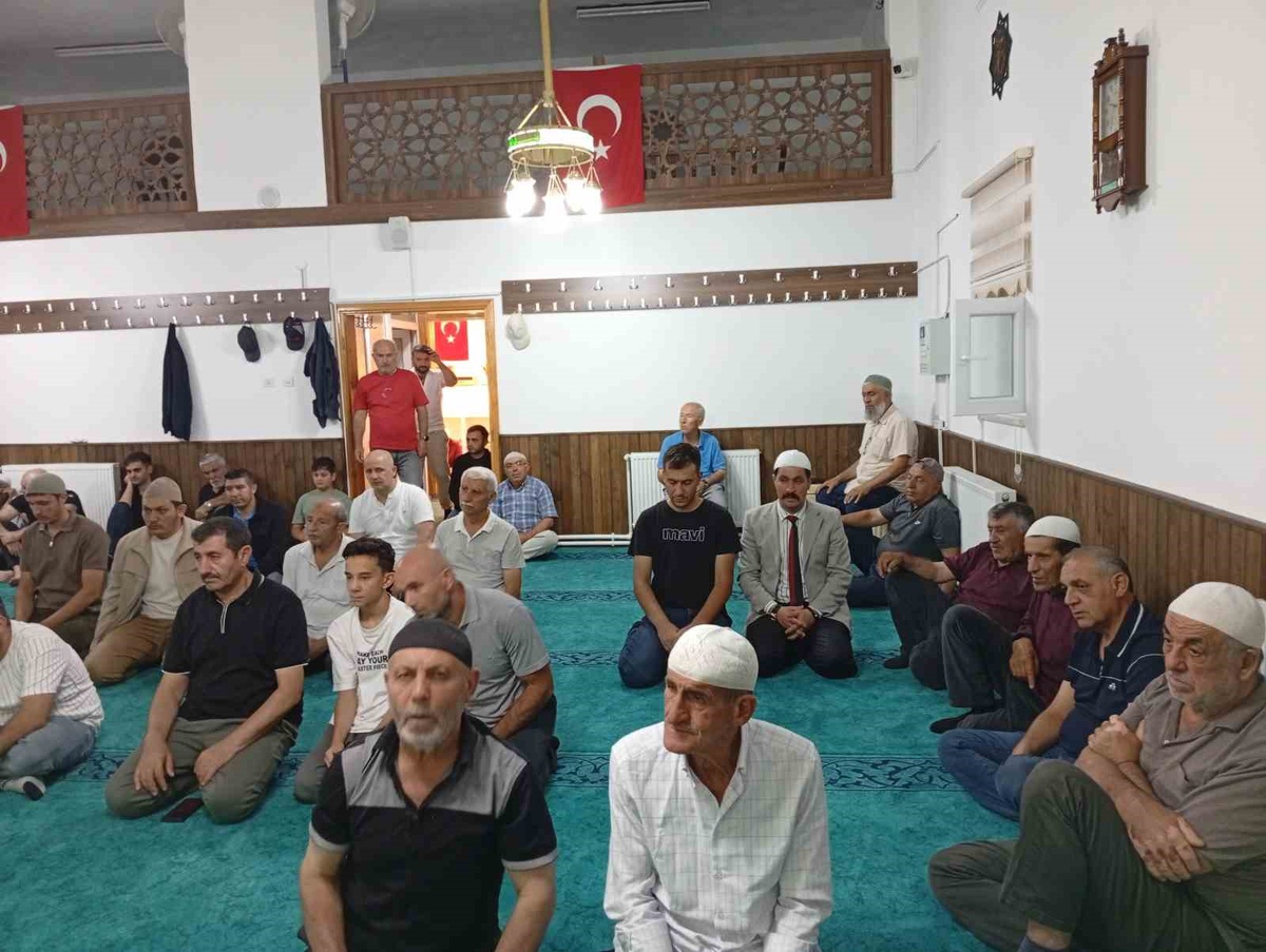Bu cami yatsı namazlarında dolup taşıyor