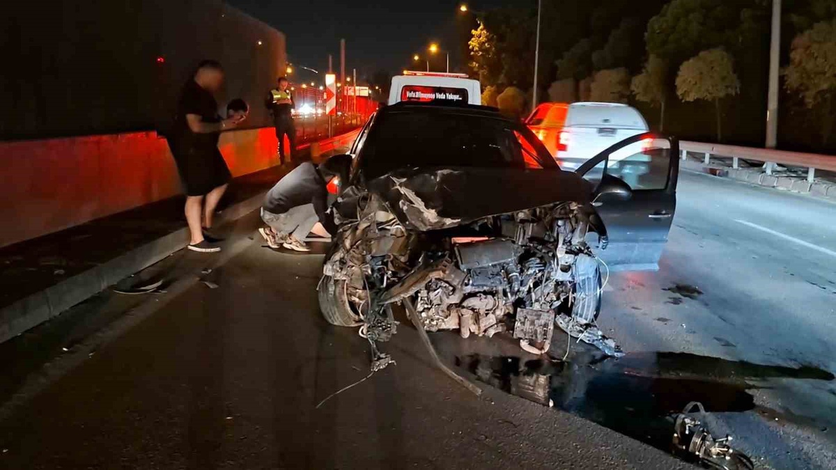 Bursa\'da Kazalı Otomobil Hurdaya Döndü
