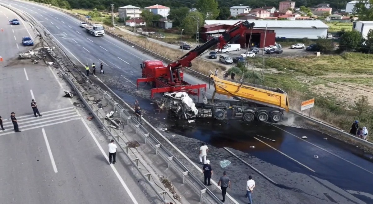 Çekmeköy\'de Kamyon Takla Attı