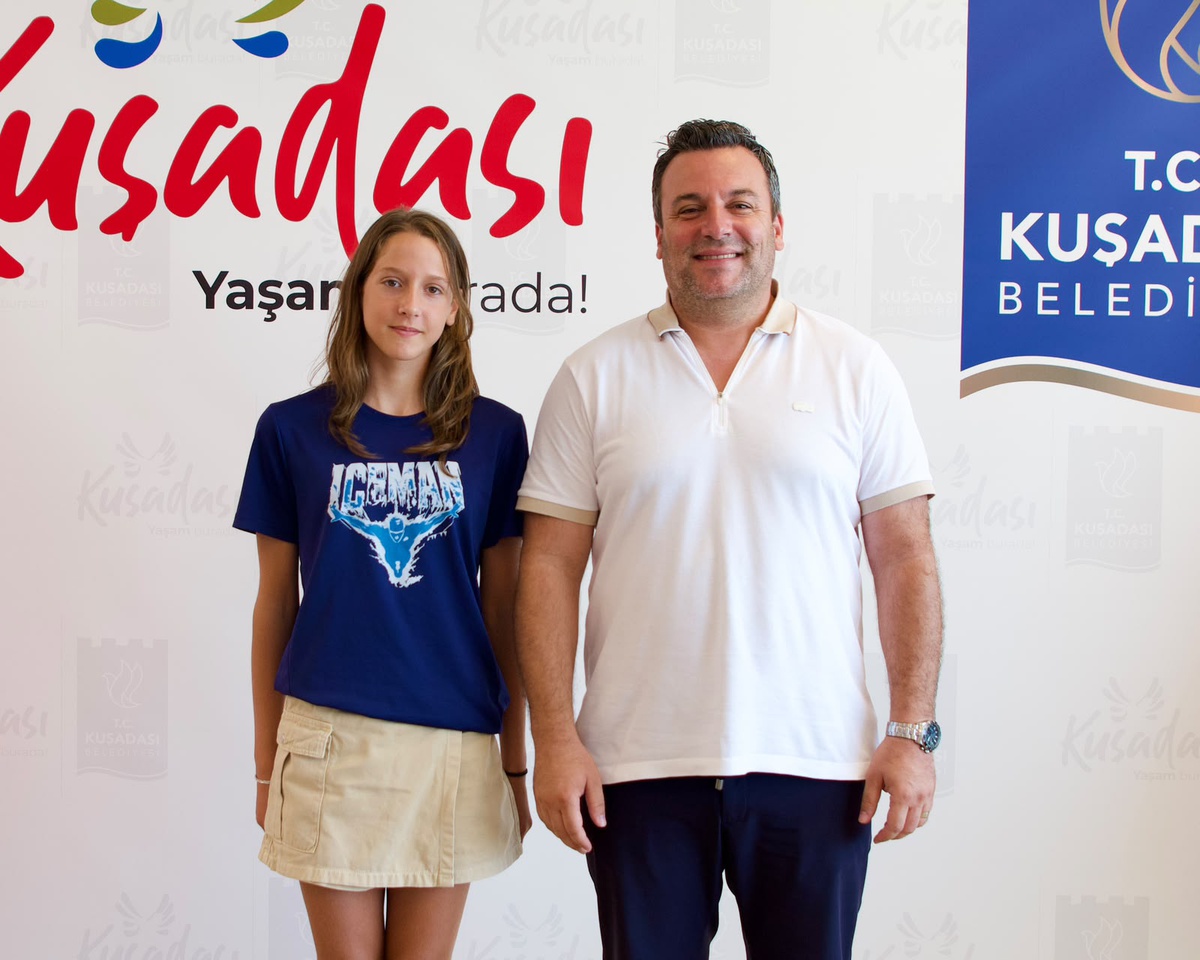 Kuşadası Belediye Başkan Vekili Demirtaş, şampiyon yüzücüyü ağırladı