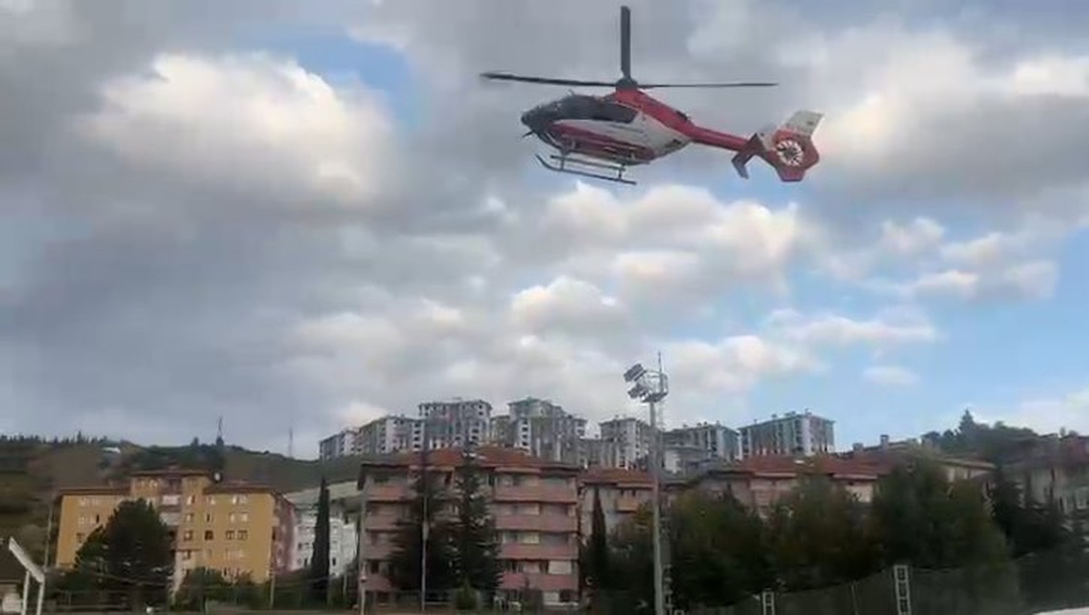 Çorum\'da kapıya sıkışan çocuğun parmağı koptu; ambulans helikopterle Ankara\'ya sevk edildi