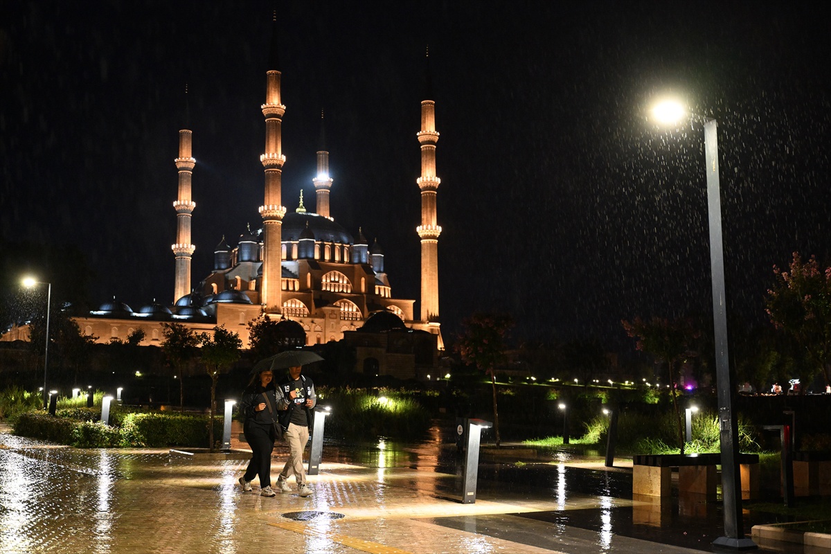 Edirne\'de Sağanak Yağış Hayatı Olumsuz Etkiledi