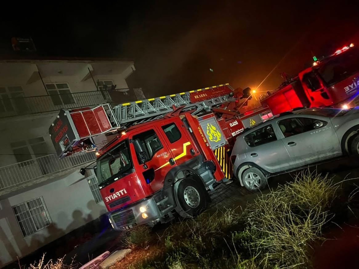 Elazığ’da 3 katlı binada çıkan yangın söndürüldü
