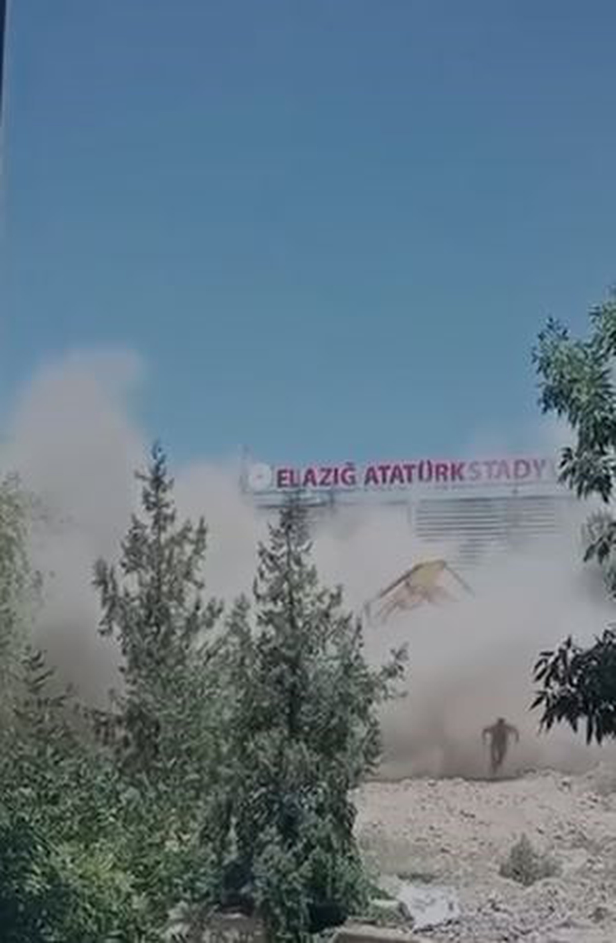 Elazığ\'da Bina Yıkımında Korku Dolu Anlar