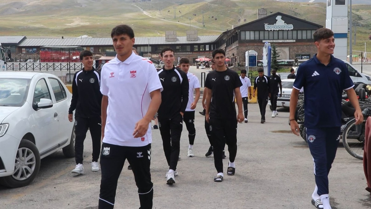 Futbolcular Cami'de Buluştu