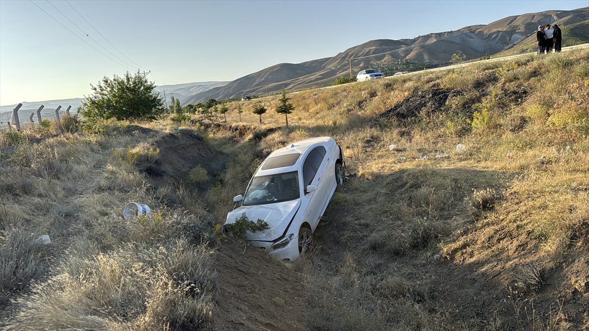 Erzincan\'da Otomobil Şarampole Devrildi: 6 Yaralı