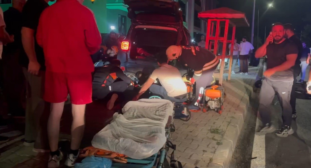 16 yaşındaki motosiklet sürücüsü aracın altında sıkıştı: ekipler seferber oldu