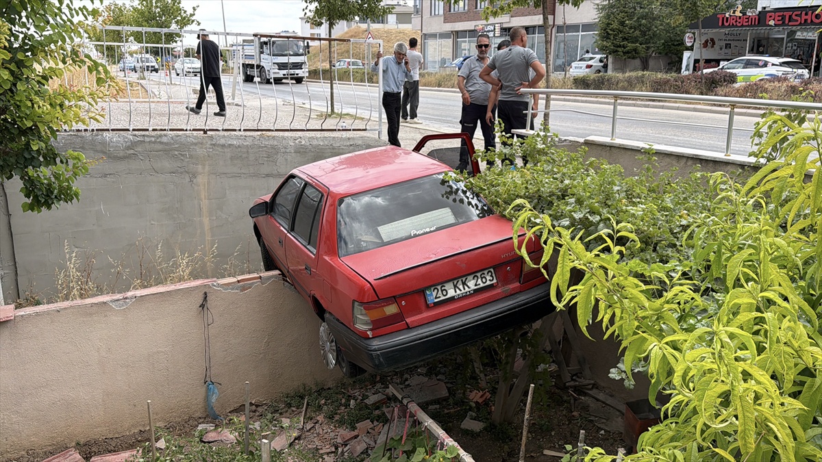 Kaygan Yolda Kaza: İki Otomobil Hasar Gördü