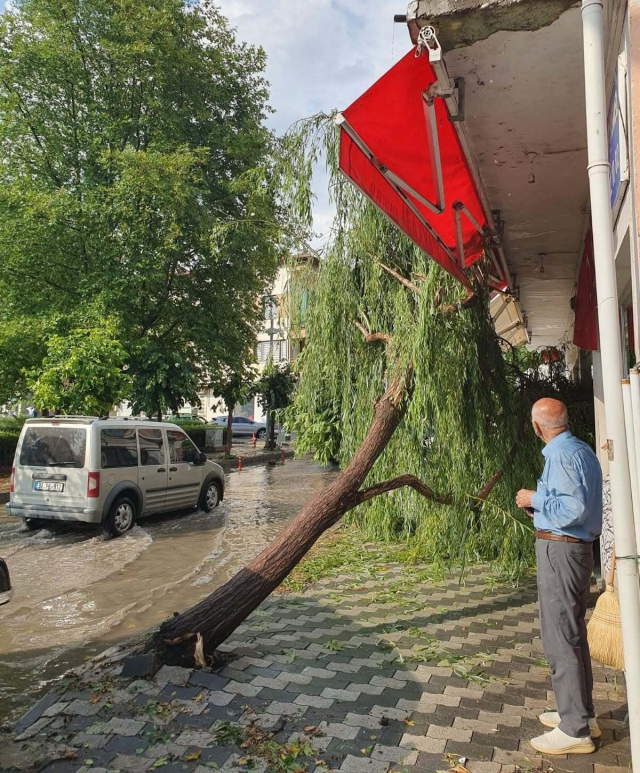 Fırtına Amasya'yı yıktı geçti: 41 evin çatısı uçtu, caminin minaresi yıkıldı