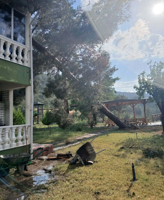 Fırtına Amasya'yı yıktı geçti: 41 evin çatısı uçtu, caminin minaresi yıkıldı