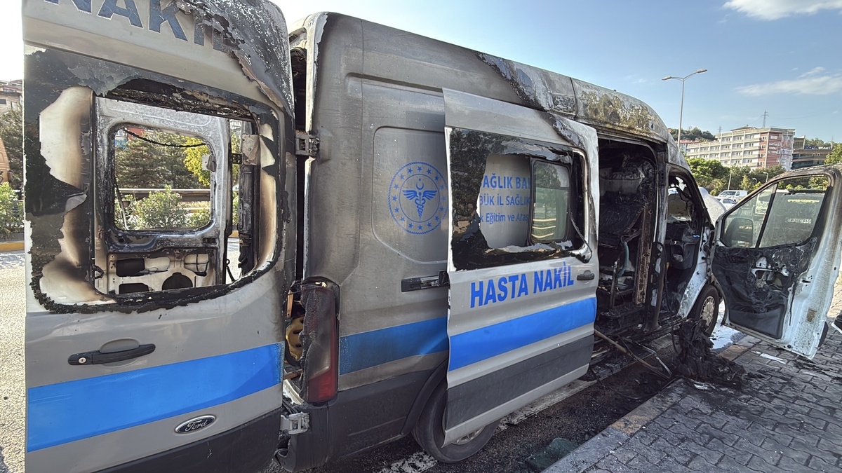 Hasta nakil aracı alev aldı, şoför diyaliz hastasını kurtardı
