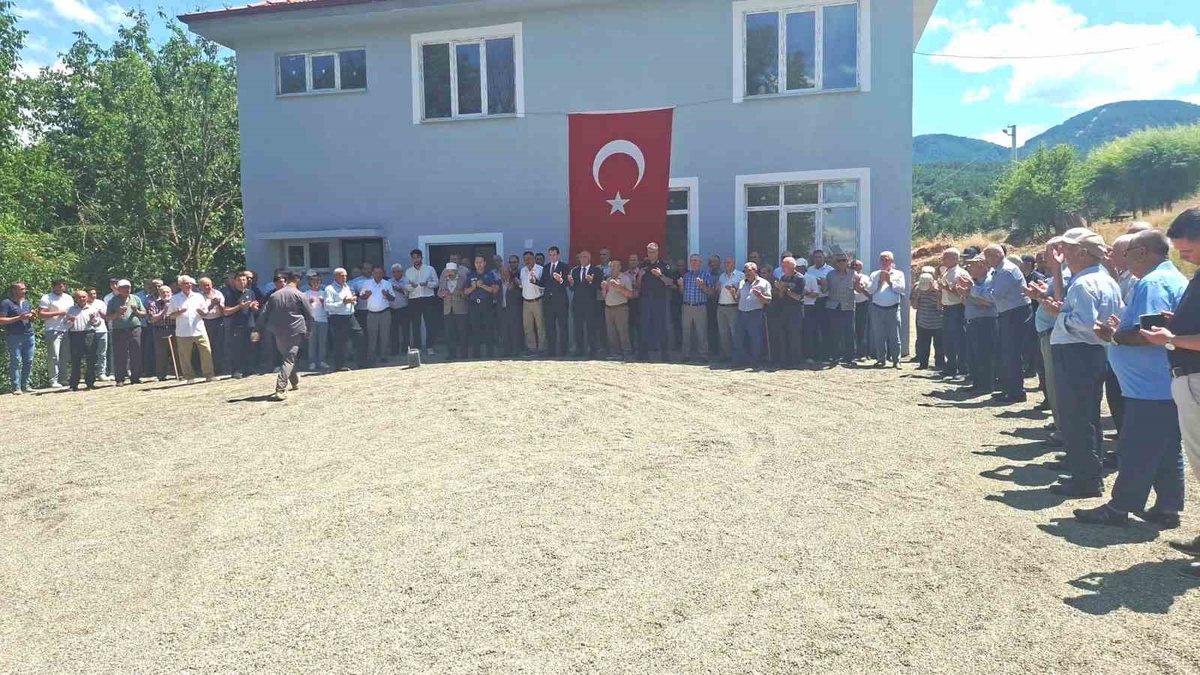 Hisarcık Aşağı Yoncaağaç Köyü’nde Çok Amaçlı Salon açıldı ve hayır yemeği düzenlendi