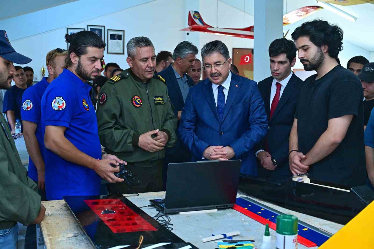 Vali Yılmaz, İHA Yarışmaları için Eğitim Merkezini Ziyaret Etti
