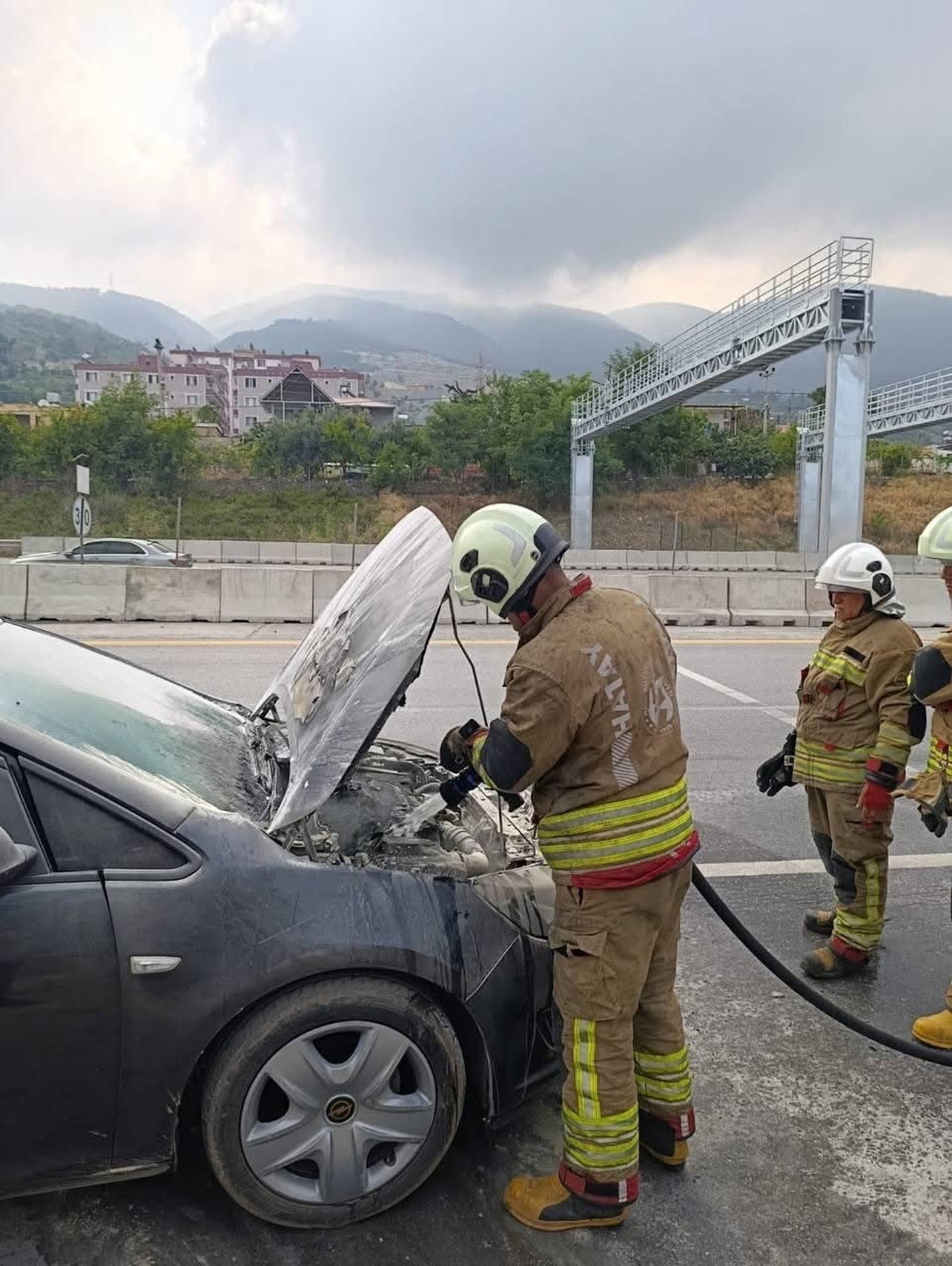 İskenderun\'da Araç Yangını Kontrol Altına Alındı