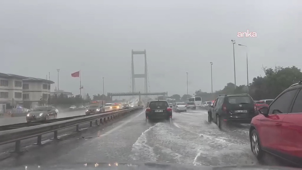 AKOM: İstanbul\'da bölgesel olarak 12-18 saat boyunca, yer yer gök gürültülü sağanak yağmur geçişleri yaşanması bekleniyor